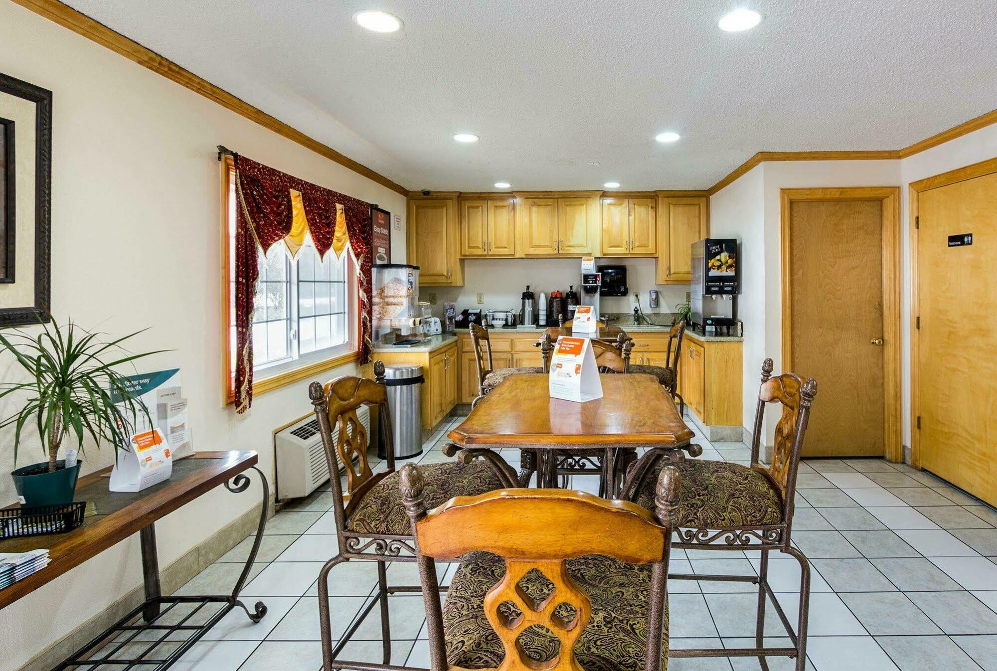 Rodeway Inn West Dodge 奥马哈 外观 照片